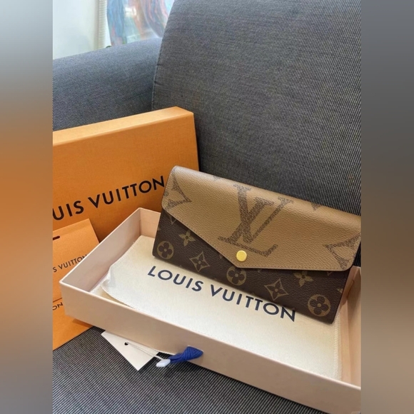 Louis Vuitton Sarah Wallet - Picture 1 of 10